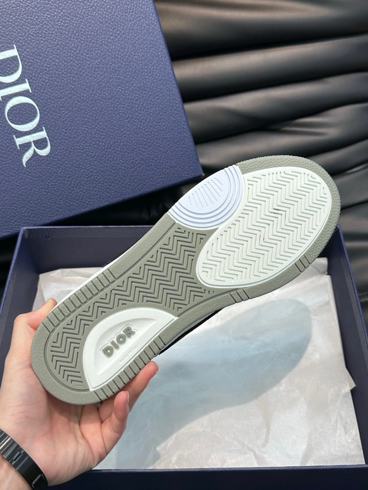 Ex-factory price: 440💰DIOB57 mid-top sneakers are shipped. This B57 mid-top sneaker is a new product in the 2024 spring men's wear series. It reinterprets the basketball shoe design and has become a classic item of Dior. Mid-top lace-up style crafted from color-blocked cow leather with contrasting suede and a CD logo displayed on the side. The tongue is decorated with the Dior B57 logo, and various distinctive details enhance the style. The CD logo eyelet details, upper stitching and rubber panels highlight the dynamic charm of its sports style. With two-color rubber sole, mesh fabric lining and cotton lining for foot padding, the upper foot is comfortable and breathable. Can be paired with a variety of clothing to create a sophisticated look. Code 38-44, (45 can be customized)